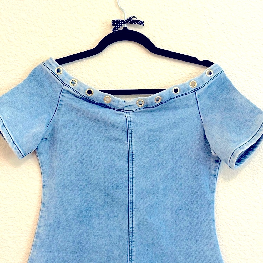 BEBE Off-Shoulder Denim Bodycon Dress – Grommet Detail – Size 6‎ - Picture 2 of 11